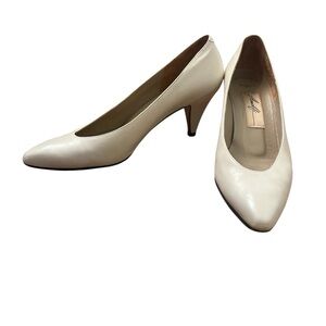 Amalfi Vintage Cream Kitten Heels Leather Pumps classic style pin up size 7aa